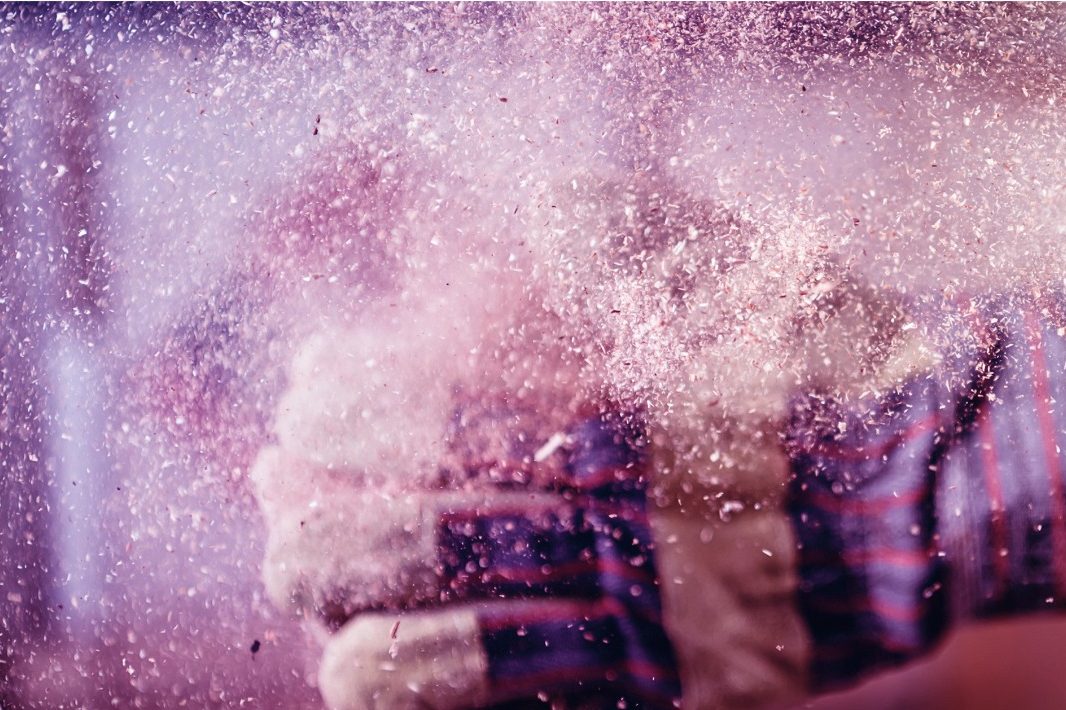 Höchstes Neveau Hände mit Handschuhen und holzspähne