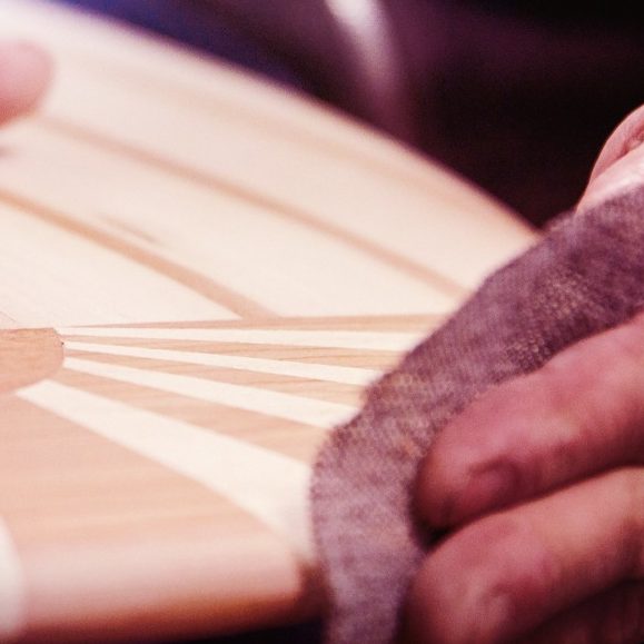 Säuberung des Furniers