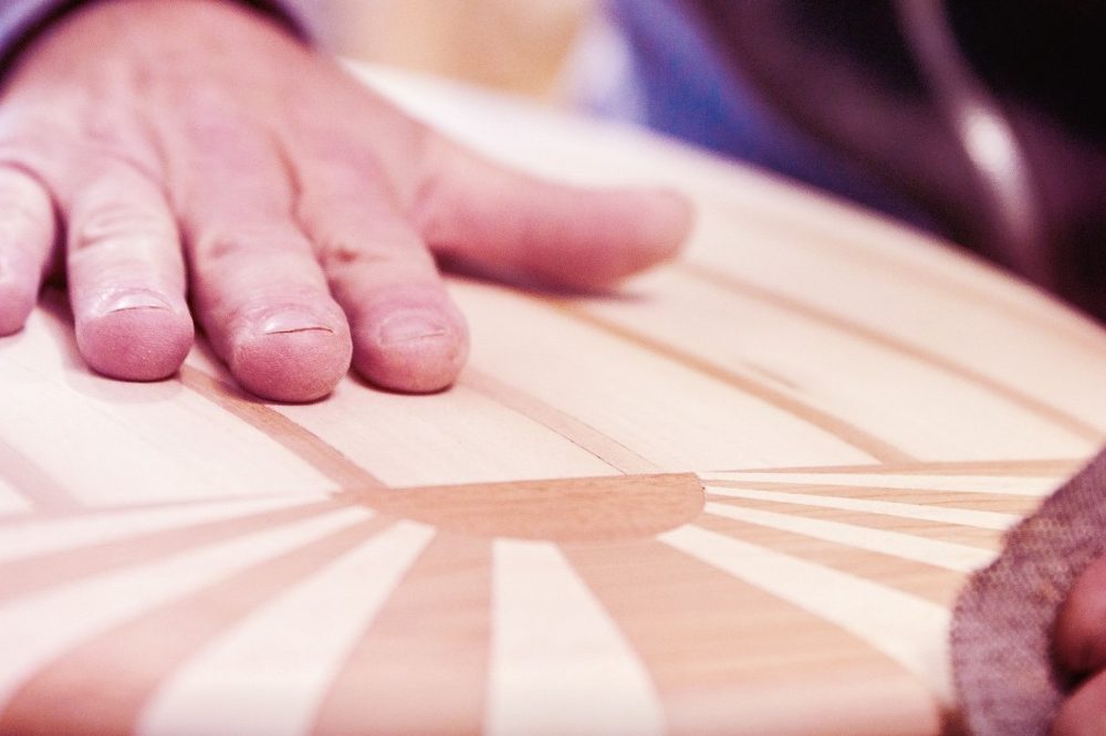 Handwerkskunst Hand über furniertem Holz